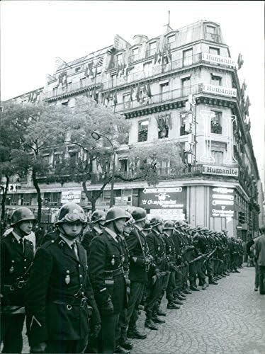 Гроздобер фотографија на полицајци кои стојат, 1968 година.