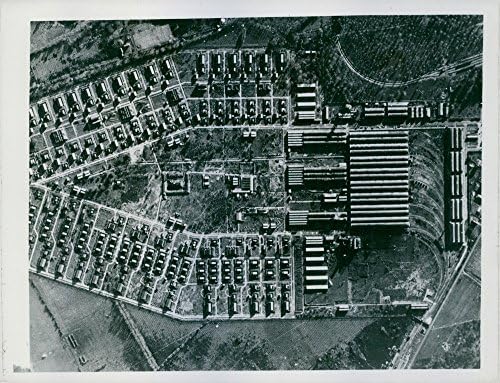 Гроздобер фотографија на авиони на командата за бомбардери РАФ ги нападна експлозивните дела и депото во Салбрис, 35 милји јужно од Орлеанс