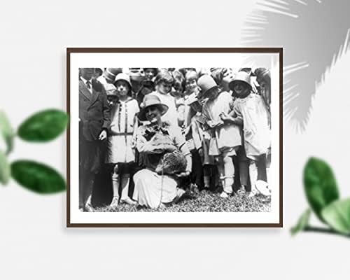 Бесконечни фотографии Фото: Грејс Г Кулиџ, Пет Ракун, деца, терени на Белата куќа, Велигденско тркалање, 1927 година Големина: 8x