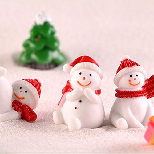 Abaodam 8PCS смола Снежен човек дизајн Божиќни украси мини снежен човек во плетена капа занает градинарска двор смола за украсување