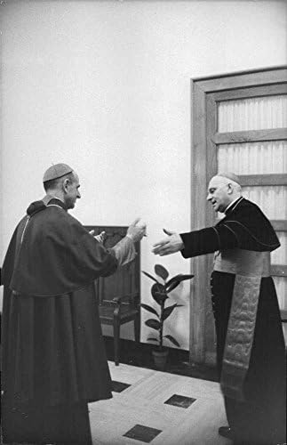 Гроздобер фотографија на папата Пол VI, разговарајќи со свештеник.