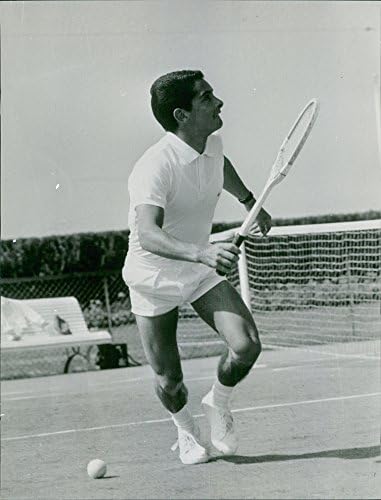 Гроздобер фотографија на Ив Сен-Мартин игра тенис на тревник.