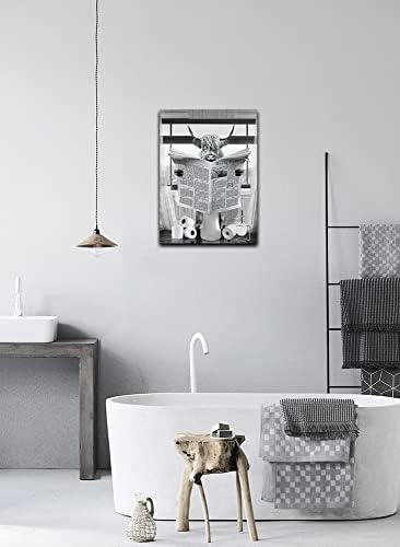 Смешна висорамнината крава wallидна уметност декор за бања, крава читачка на весник на тоалети, отпечатоци од црна и бела крава,
