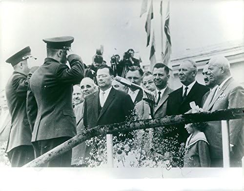 Гроздобер фотографија на војници кои се поздравуваат на Никита Сергејвич Хрушчов и други луѓе.