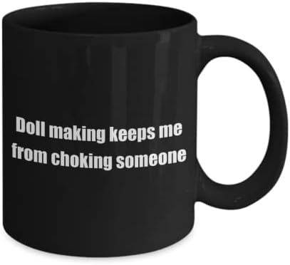 Смешна кукла што прави хоби класична кригла од кафе: правење кукли ме спречува. Одличен подарок за хобисти црна 11oz