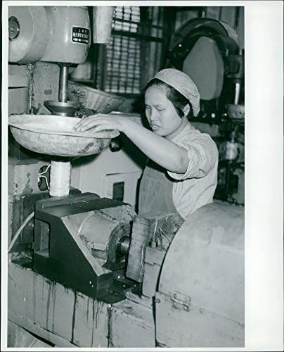 Гроздобер фотографија на работник додека работи во фабрика во Токио, Јапонија.- февруари 1967 година