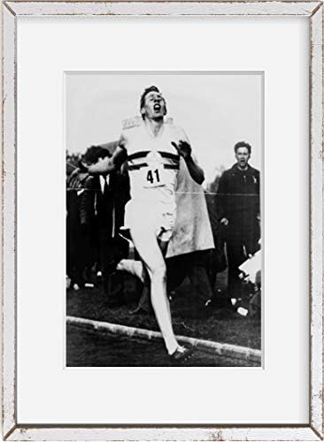 Бесконечни фотографии Историска фотографија 1954 Роџер Банистер ја преминува финишот за три минути и 59,4 секунди E9