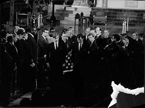 Гроздобер фотографија на Роберт Френсис „Боби“ Кенеди стои со пријателите, во црква.