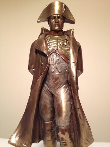 Magnifique - Наполеон со раце во задниот дел што ја држи монокуларната фигура на скулптурата на статуата