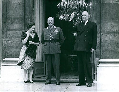 Гроздобер фотографија од лево, Ивон де Гол, Олав V од Норвешка и Чарлс де Гол на Елисејската палата. 1962 година.