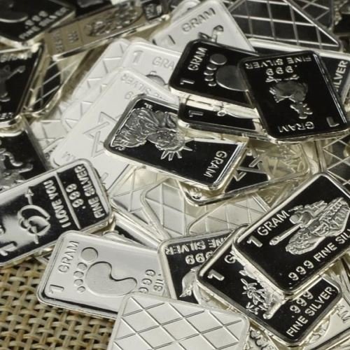 10 Еден Грам .999 Чисти Сребрени Колекционерски Уметнички Барови со случајни дизајни во торбичка за накит