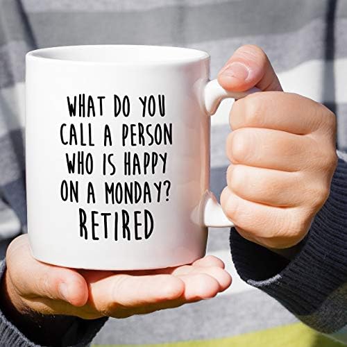 Смешна кригла Retreez - личност која е среќна во понеделник во пензија во пензија од 11 мл керамички чај чаши за кафе - смешно, сарказам, инспиративни