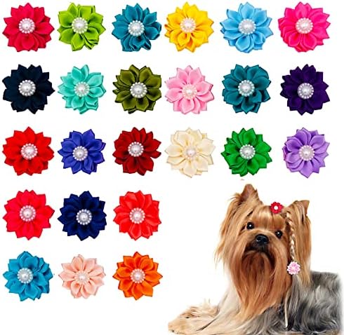 Jpgdn 50pcs/ мали лакови за коса со кучиња со гумен опсег и лажни бисери кучиња цвеќиња за коса во 25 колори за кученце кучиња средни животни