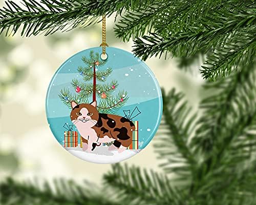 Богатства на Каролина BB4432CO1 Сфинкс мачка Среќна елка керамички украс, украси за новогодишни елки, висечки украс за Божиќ,