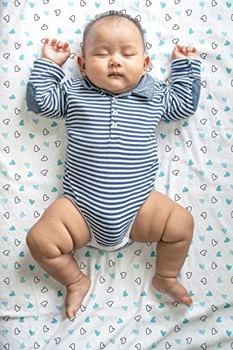 Белата лулка опремени чаршафи за креветчиња за бебиња | Мал | органски памук, супер мек, мазен, абсорбента ткаенина за дишење на здив - сини срца и лакови