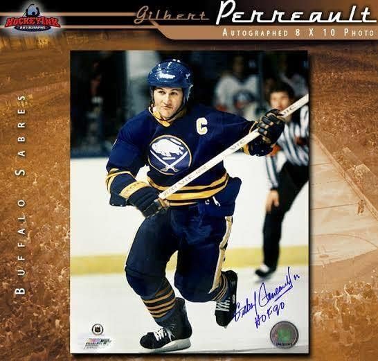 Гилберт Переал потпиша Бафало Саберс 8x10 Фото - 70149 - Автограмирани фотографии од НХЛ