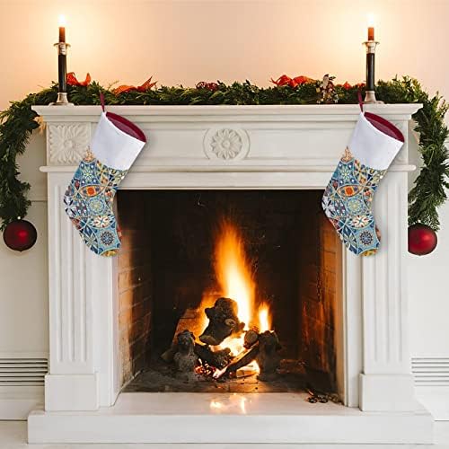 Шарени божиќни чорапи за порибување на уметност Деко со кадифен камин што виси за Божиќно дрво
